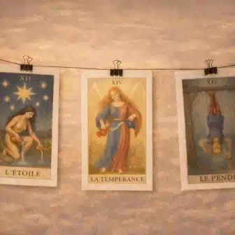 cartes-tarot-suspendues-fil-1